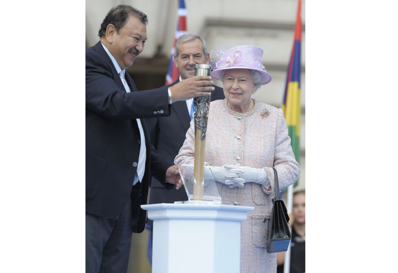 Hm the queen with the commonwealth games baton